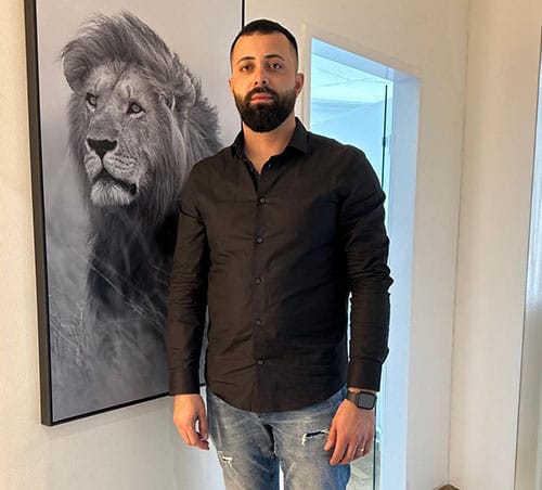 <div> <span style="font-size: 21px;">Nahit Ates</span><br> <span style="font-size: 12px;">Officemanager</span> </div>